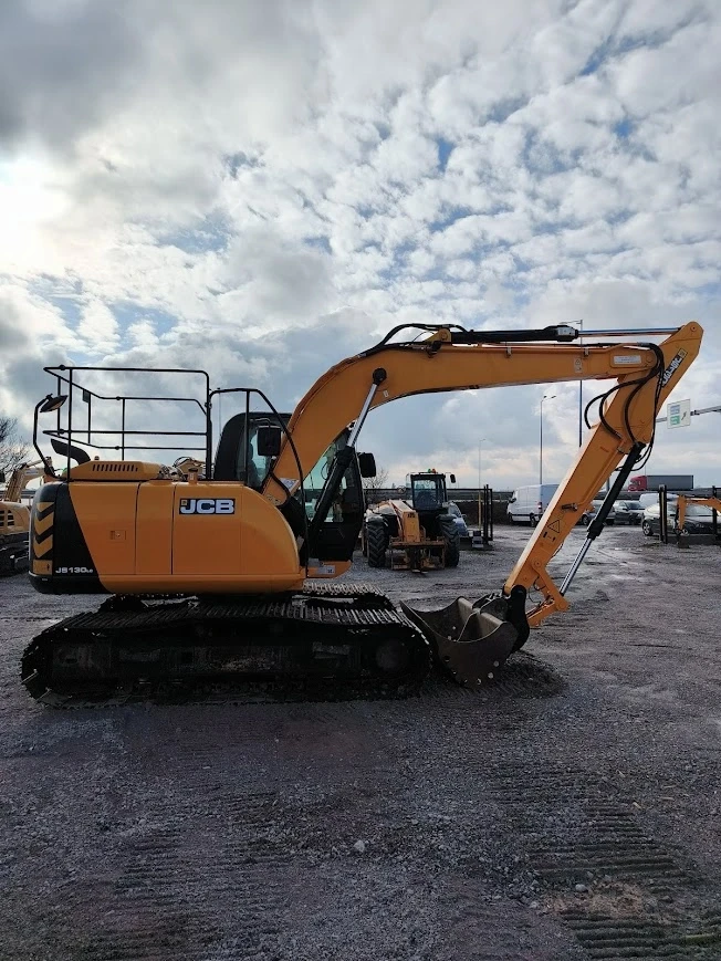 Верижен багер JCB
