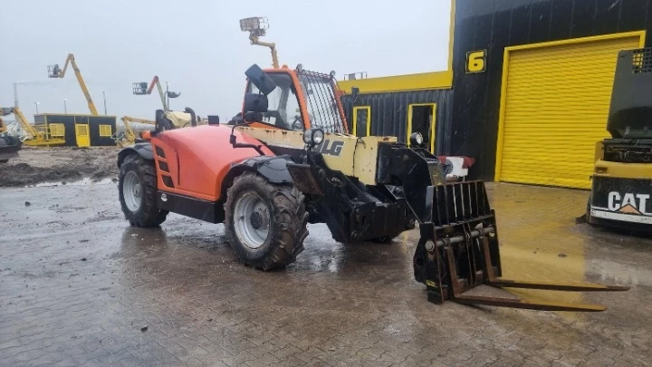 Телескопичен товарач JLG