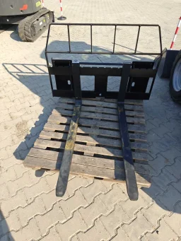 Палетни вилици – Мини челен товарач 3Т image 1