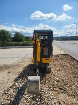 Мини багер JCB 15C-1 image 1