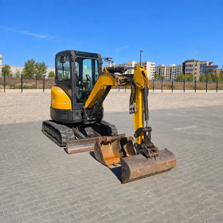 Мини багер Bobcat E26